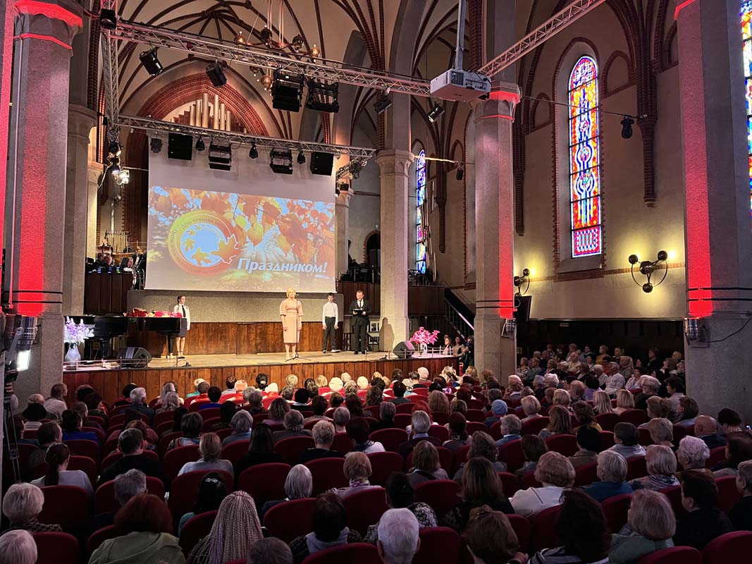 Концертный духовой оркестр и солисты филармонии поздравили калининградцев с Днём пожилых людей, 1 Октября 2025г.