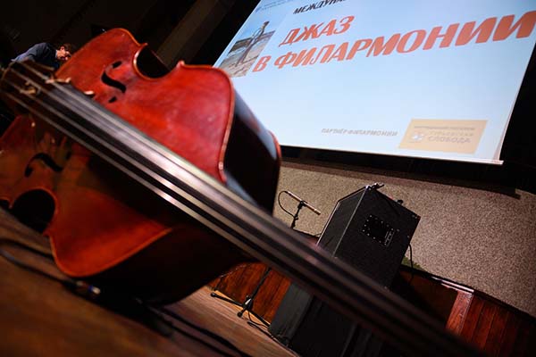 РЕПЛИКА ПРИСТРАСТНОГО СЛУШАТЕЛЯ — «Джаз в филармонии»