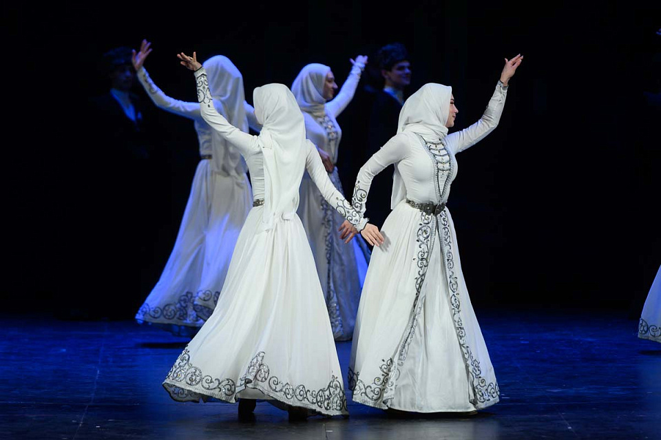 Государственный фольклорный ансамбль песни и танца «Нохчо», фестиваль «Русская музыка на Балтике», Драмтеатр, 14 Мая 2025г. — фото 4