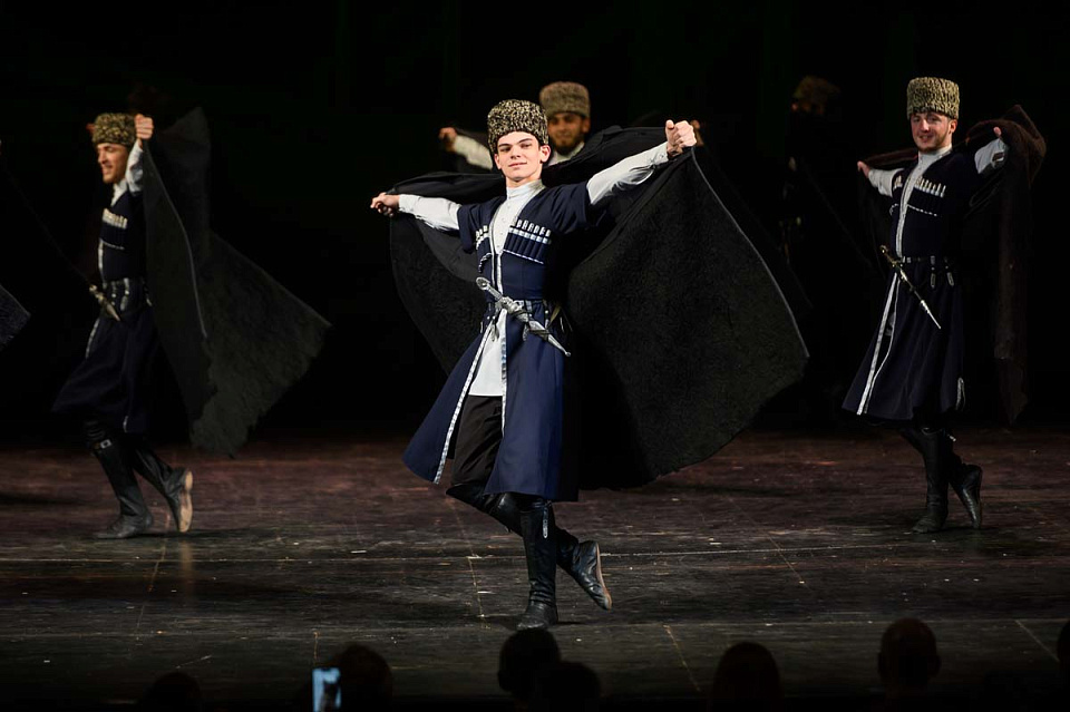 Государственный фольклорный ансамбль песни и танца «Нохчо», фестиваль «Русская музыка на Балтике», Драмтеатр, 14 Мая 2025г. — фото 3