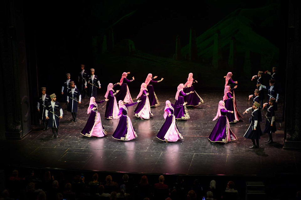 Государственный фольклорный ансамбль песни и танца «Нохчо», фестиваль «Русская музыка на Балтике», Драмтеатр, 14 Мая 2025г. — фото 14