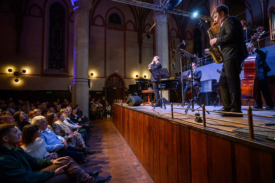 Дмитрий Носков и его квинтет, Камерный оркестр филармонии, дирижёр Елена Толкачёва, Международный фестиваль "Джаз в филармонии", 15 Ноября 2025г. — фото 9